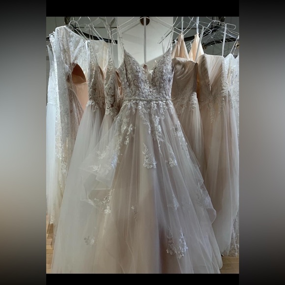 Ballgown lace wedding dress - Picture 4 of 5